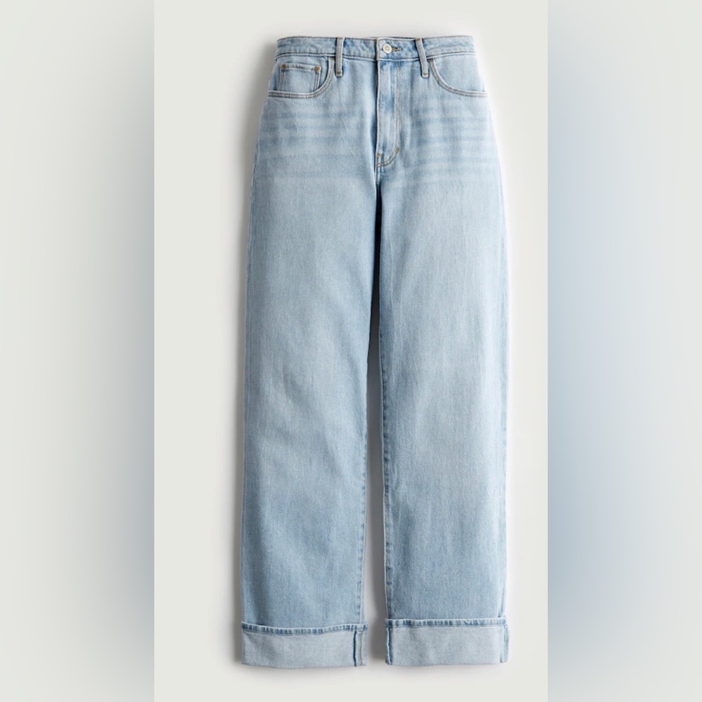 BRAND NEW HOLLISTER LIGHT WASH BAGGY JEANS!! Perfect for the indie style !!!!